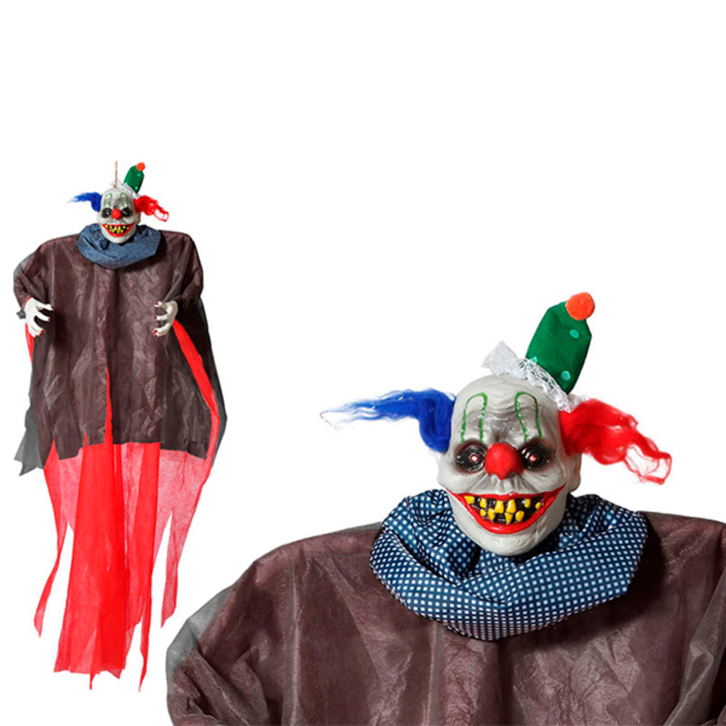 En stor hängande Halloween-dekoration föreställande en skrämmande clown med vit mask, lysande ögon, färgglatt hår och en mörkbrun dräkt med röda tygtrasor nedtill.