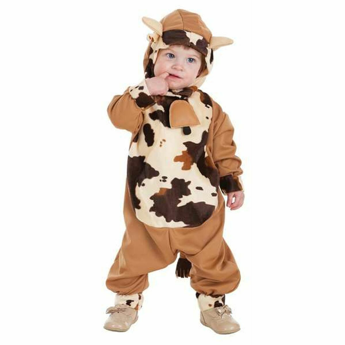 En liten bebis klädd i en brun-och-vit fläckig ko-maskeraddräkt som består av en jumpsuit och en huva med horn.