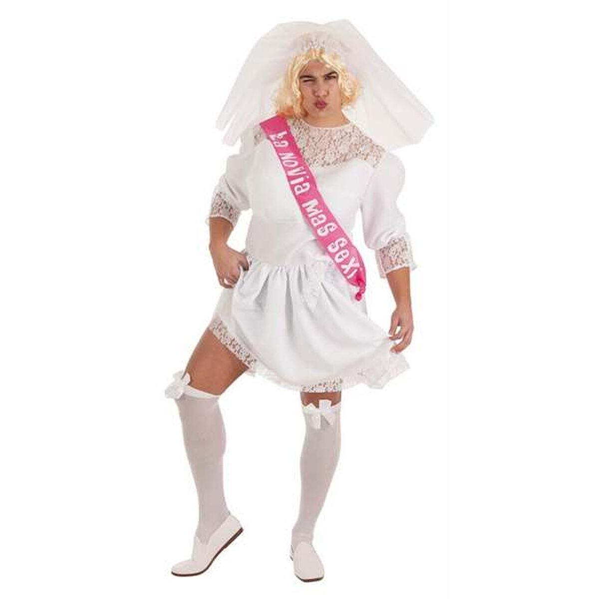 En person i storlek L klädd i en humoristisk vit bröllopsklänning med spetsdetaljer, en rosa sash som säger 'La Novia Mas Sexy', en blond peruk, slöja, vita knästrumpor och vita skor.