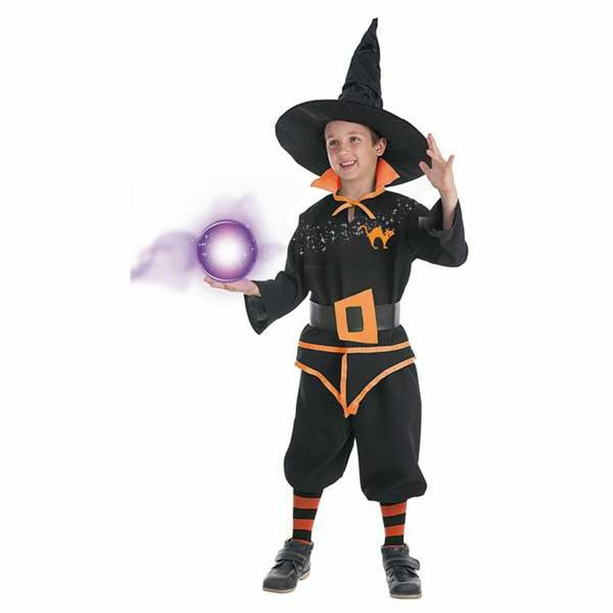 En ung pojke ler och håller en lysande lila magisk kula medan han bär en svart och orange maskeraddräkt som föreställer en magiker, komplett med en stor hatt.