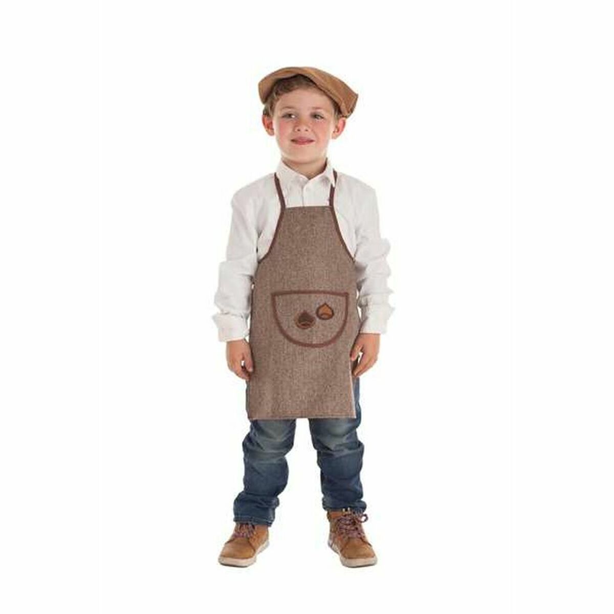 En glad pojke i åldern 3-5 år bär ett brunt förkläde med kastanjedetaljer på fickan, matchat med en vit skjorta och jeans.