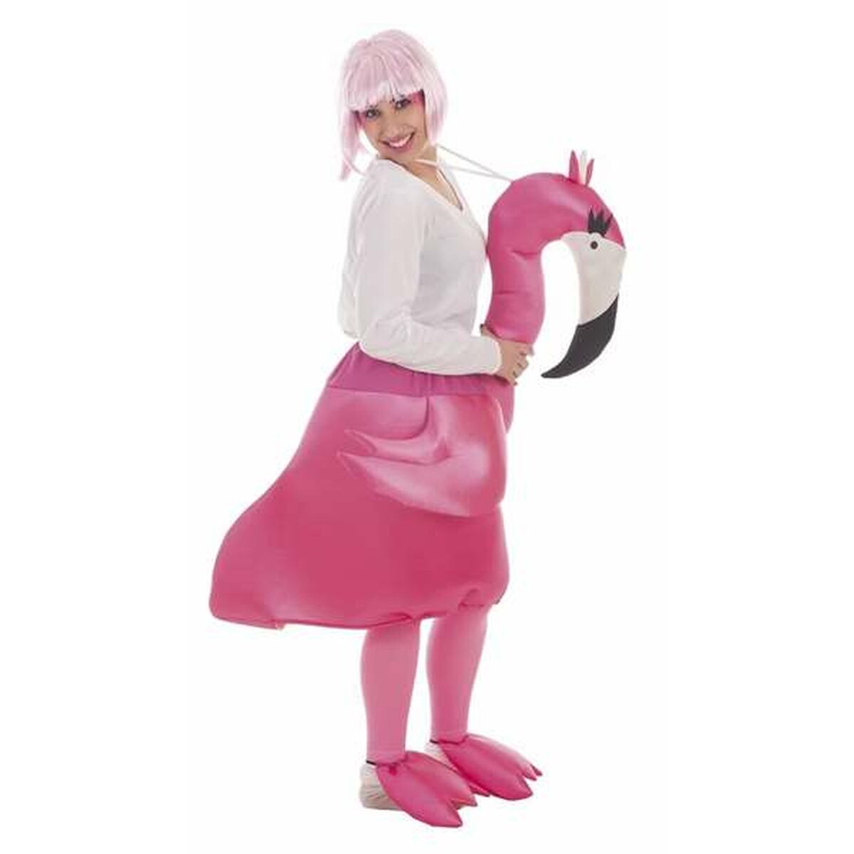 En kvinna i storlek L poserar glatt i en uppblåsbar rosa flamingomaskeraddräkt, hållandes det stora flamingohuvudet i handen.