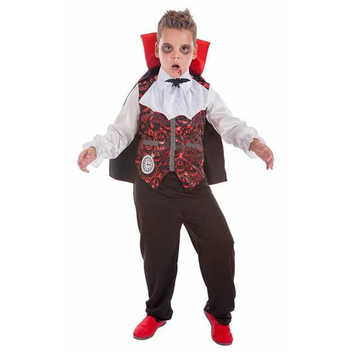 Ett ungt barn står i en komplett vampyrdräkt med vit skjorta, röd-svart mönstrad väst, svarta byxor och en svart mantel med röd krage.