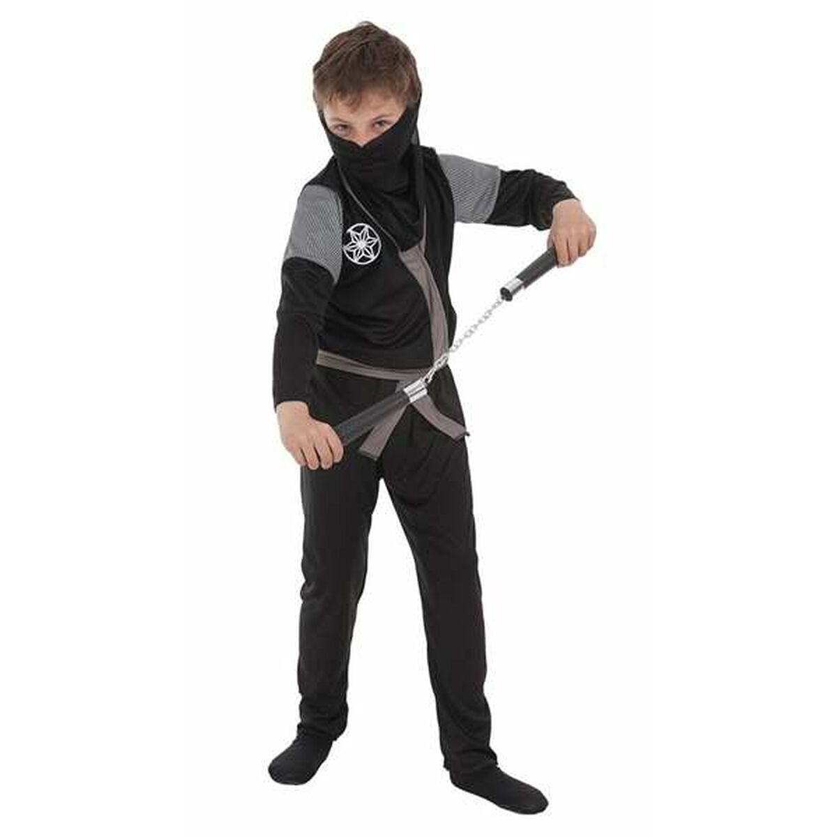 Ett barn i en svart ninja-maskeraddräkt som håller i nunchakus och har masken uppdragen över ansiktet.