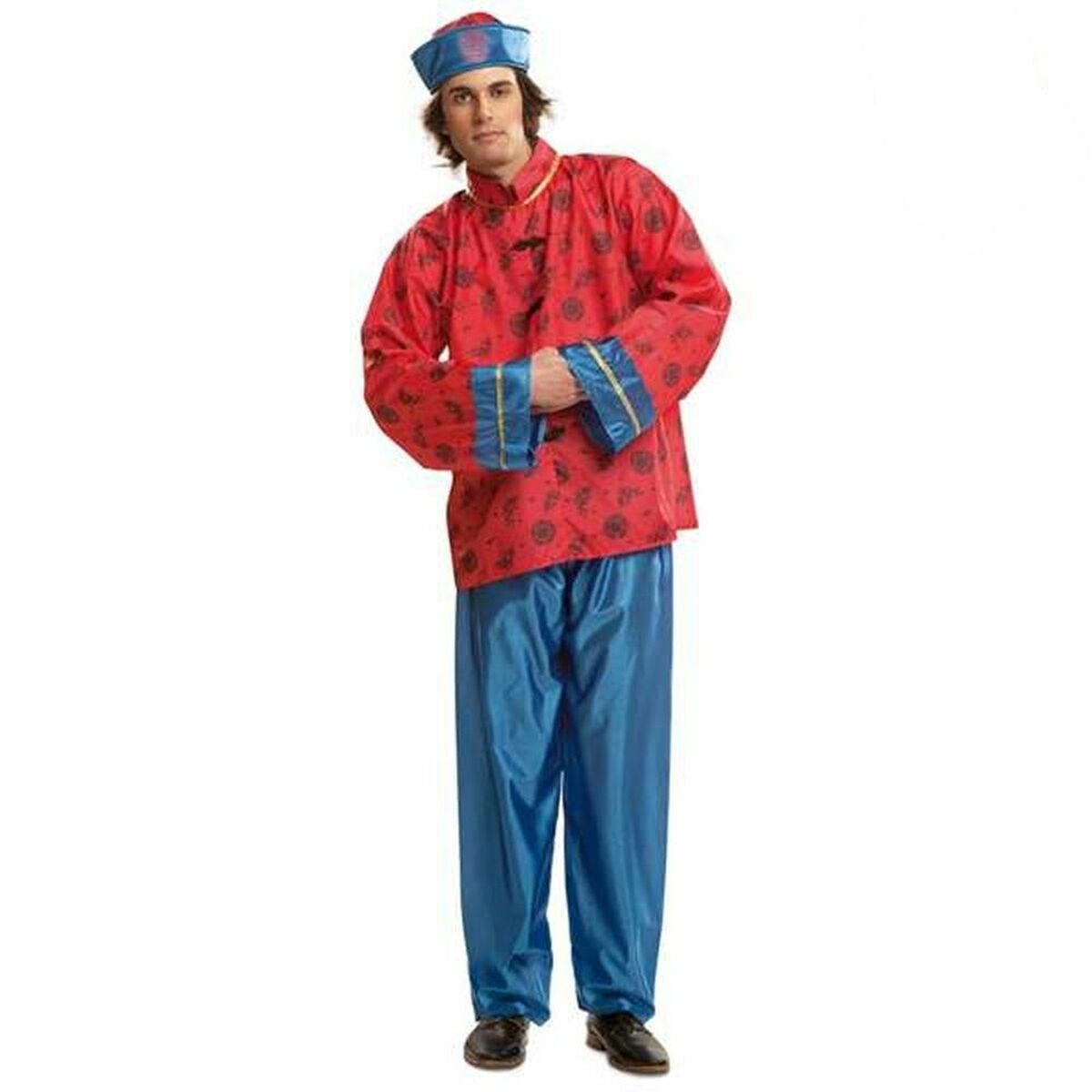 En person i en röd drak-inspirerad kinesisk dräkt med blå byxor och en matchande hatt.