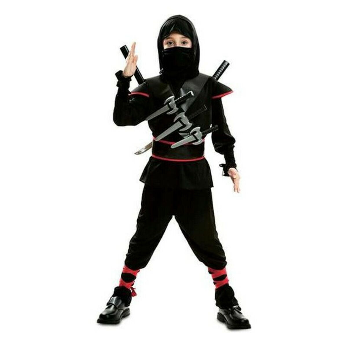 Ett barn poserar i en komplett svart ninjadräkt med röda detaljer, ansiktsmask, och utrustad med flera leksakssvärd fästa över bröstet.