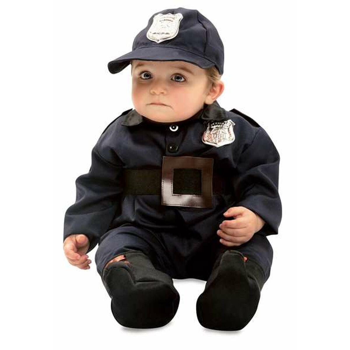 En bedårande baby sitter klädd i en mörkblå polisdräkt komplett med keps, skjorta och ett brett svart bälte med spänne.