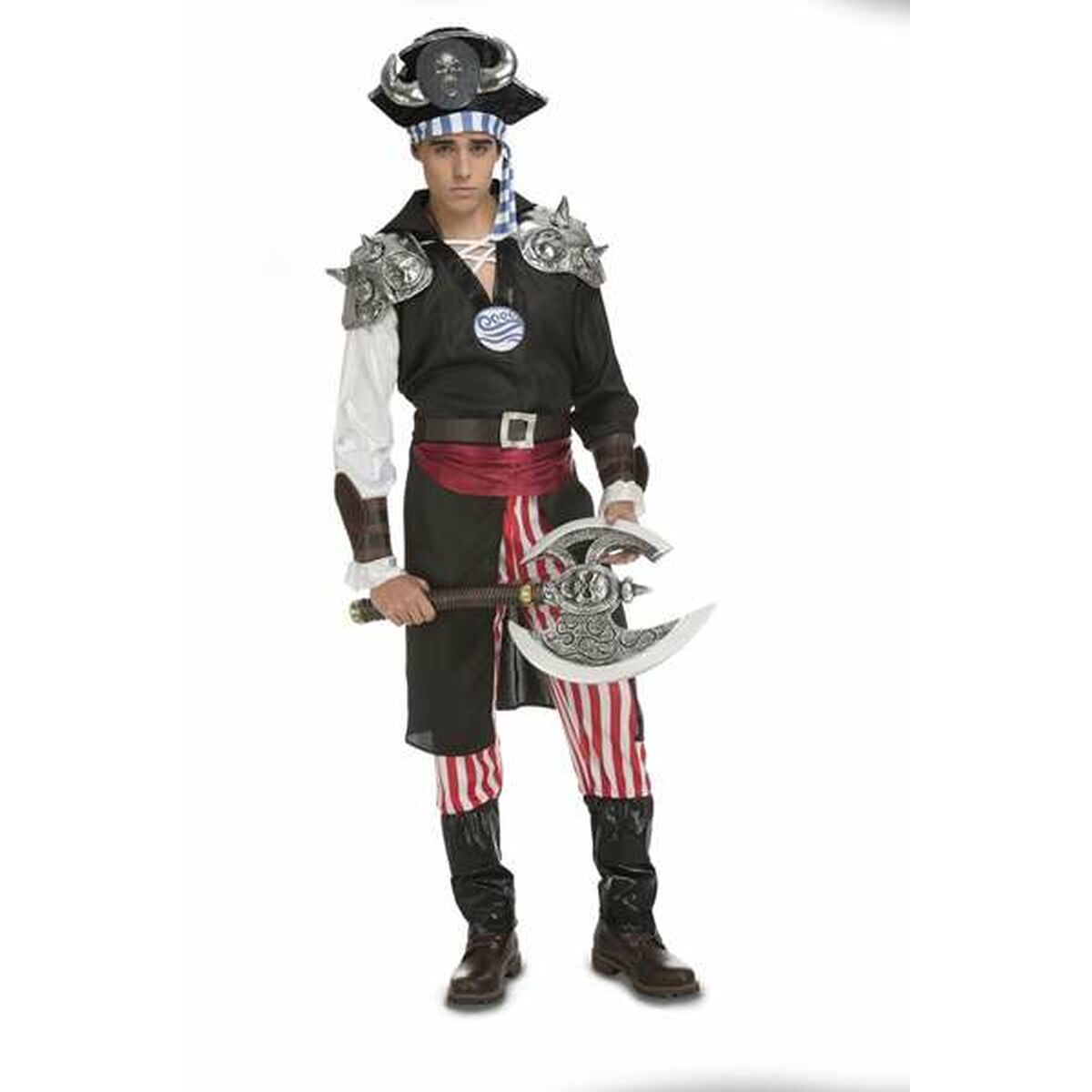 En man klädd i en kaxig piratdräkt med svarta och rödrandiga byxor, svart överdel med silverfärgade axelskydd, rött skärp och en pirathatt med horn.