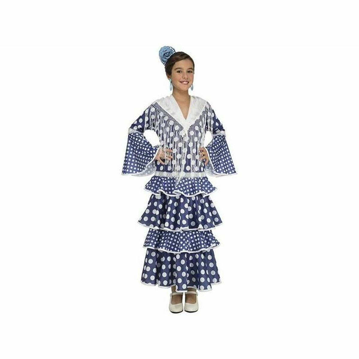 Ett leende barn i en blå och vit flamenco-maskeraddräkt med stora vita prickar och volanger på kjolen samt en blå blomma i håret.