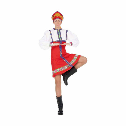 En kvinna klädd i en traditionell rysk maskeraddräkt med röd kjol, vit blus och en dekorativ huvudbonad, stående i en dansposition.