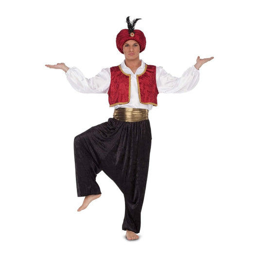 En man poserar i en maskeraddräkt föreställande en prins från Mellanöstern, komplett med röd turban, vit blus, röd väst, guldbälte och svarta, vida byxor.