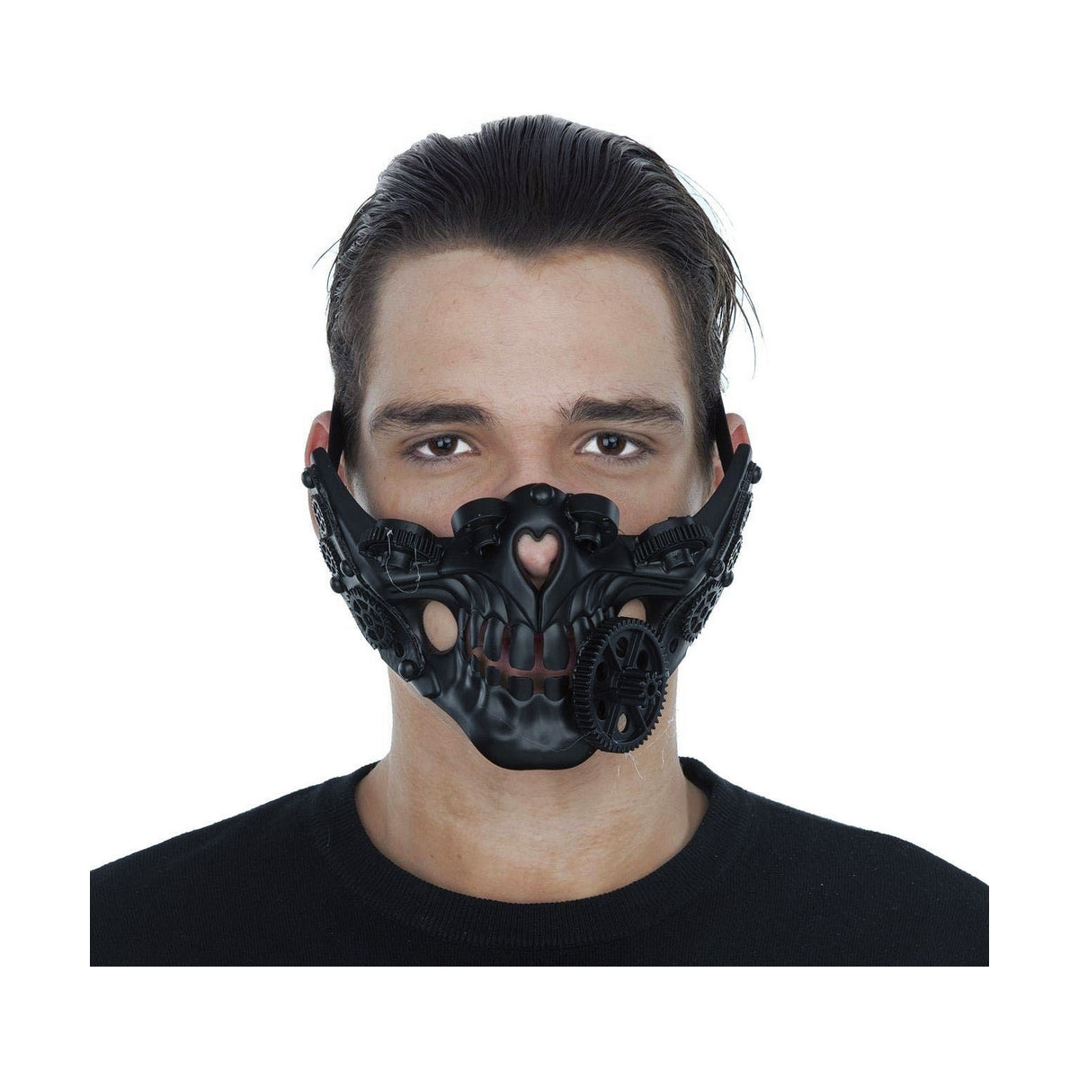 En man bär en detaljerad svart halvmask i Steampunk-stil med synliga kugghjul och ett litet hjärtformat utskärning vid näsborrarna.