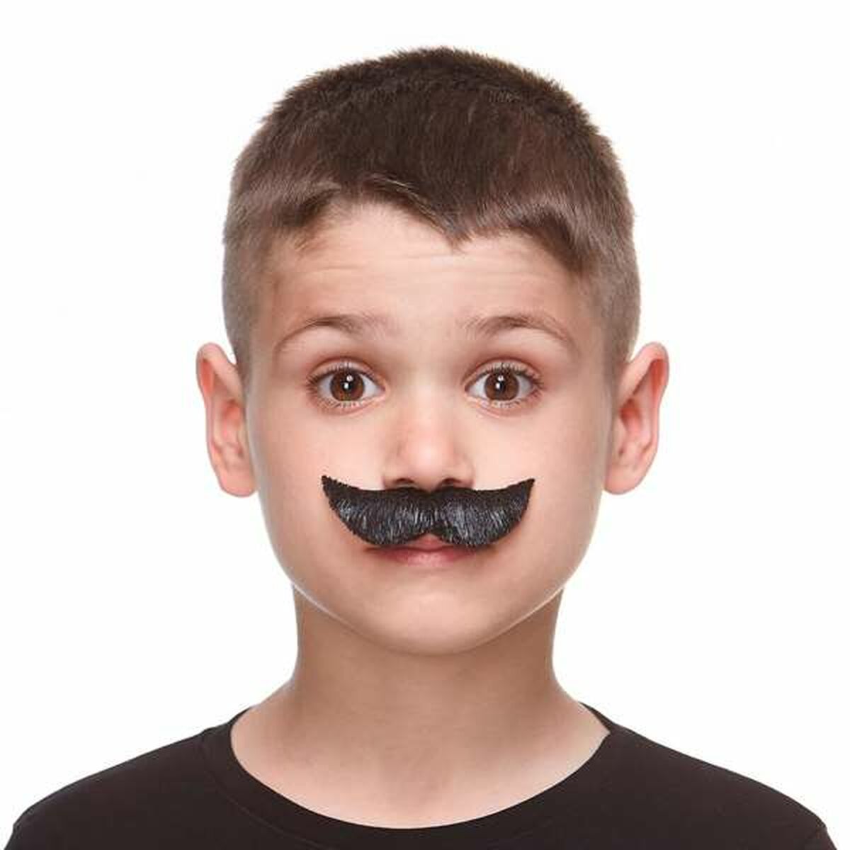 Närbild på ett barn med en realistisk svart, självhäftande mustasch fastklistrad ovanför överläppen.