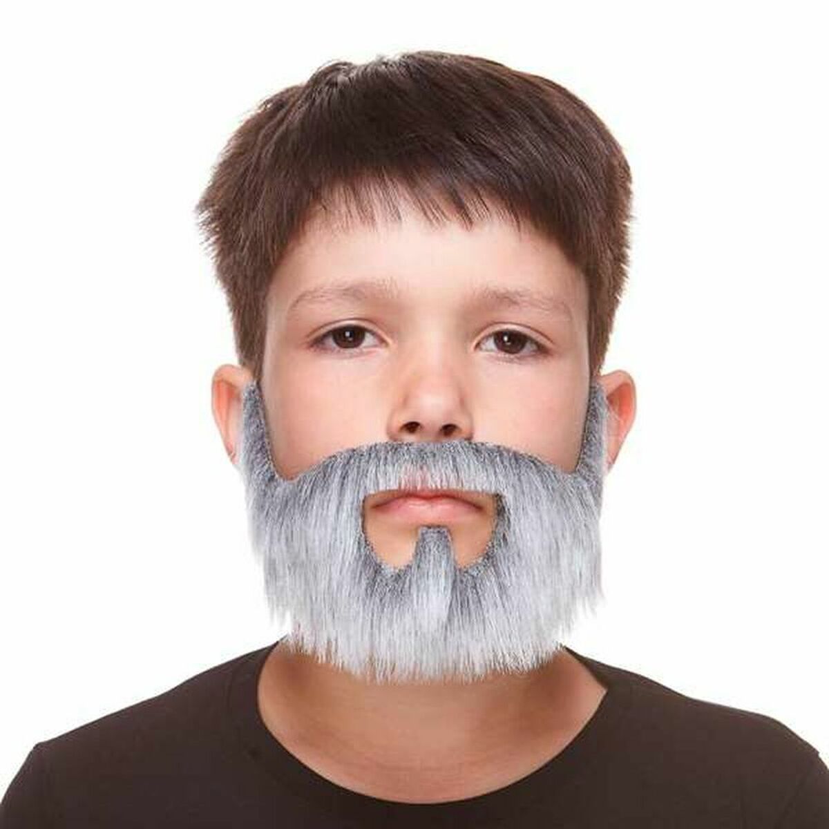 Ett barn som bär ett fluffigt, gråsprängt falskt skägg och mustasch som täcker hakan och kinderna.