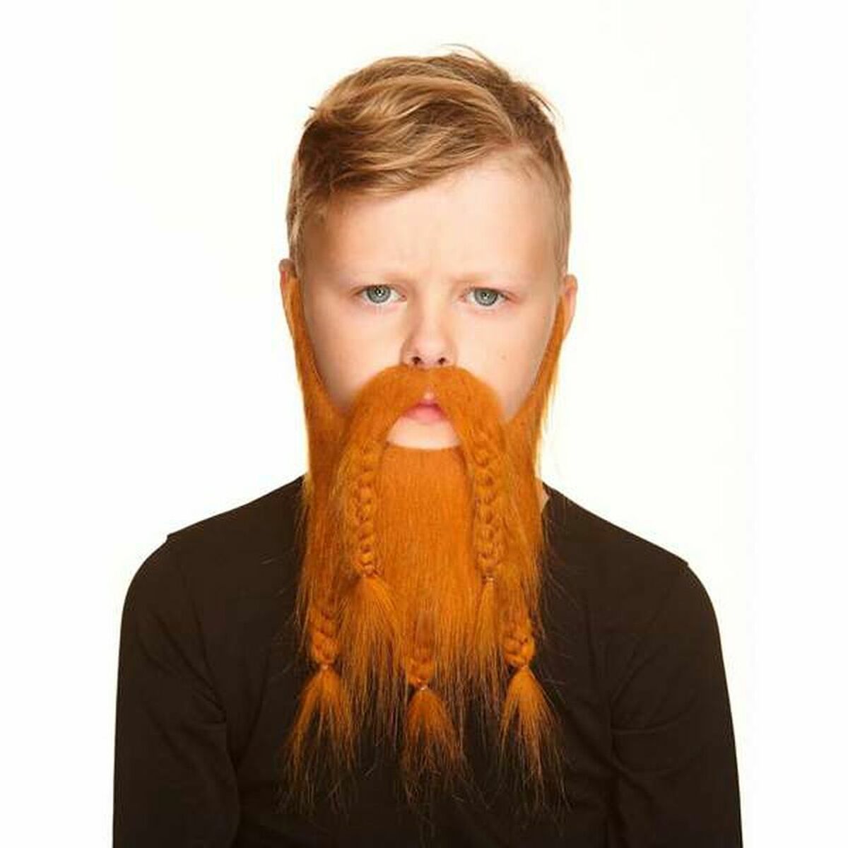 Ett ungt barn med blont hår har på sig ett stort, yvigt falskt skägg i klarröd orange färg, där delar av skägget är flätat.