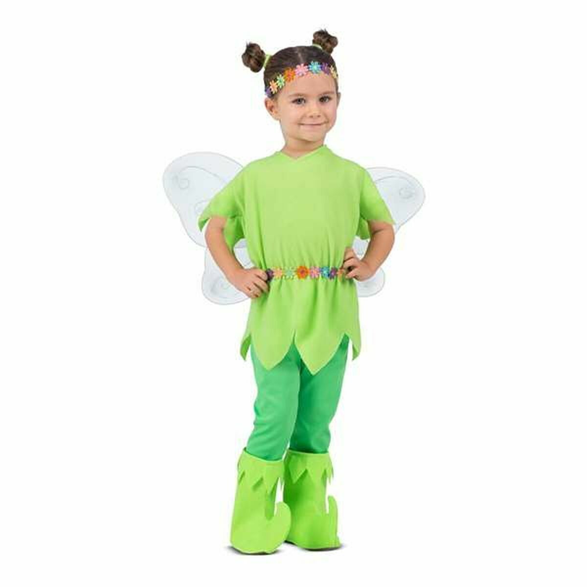 Ett litet barn i en komplett grön Tinkerbell-inspirerad maskeraddräkt med vingar, blomsterdiadem och spetsiga stövelskydd, stående mot vit bakgrund.