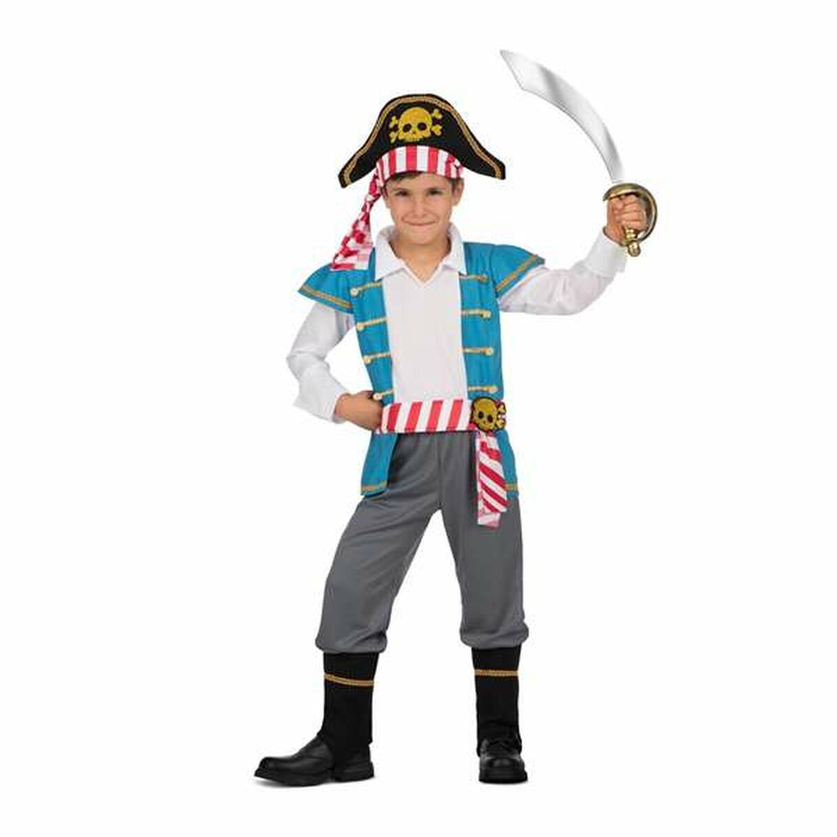 Ett glatt barn klädd i en komplett piratmaskeraddräkt som inkluderar blå väst, vit skjorta, grå byxor, röd-vitrandig sjal och en svart trekantig hatt med dödskalleemblem.