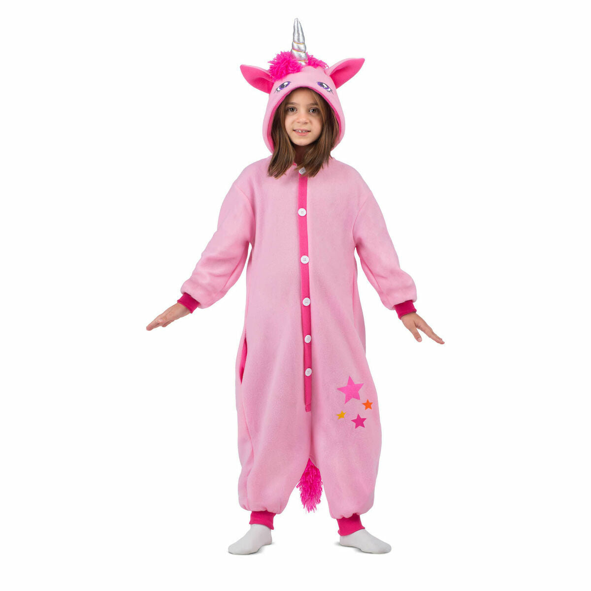 Ett barn som ler i en helkropps, rosa enhörningsdräkt i fleece med matchande huva som har horn och öron, samt en fluffig rosa svans.