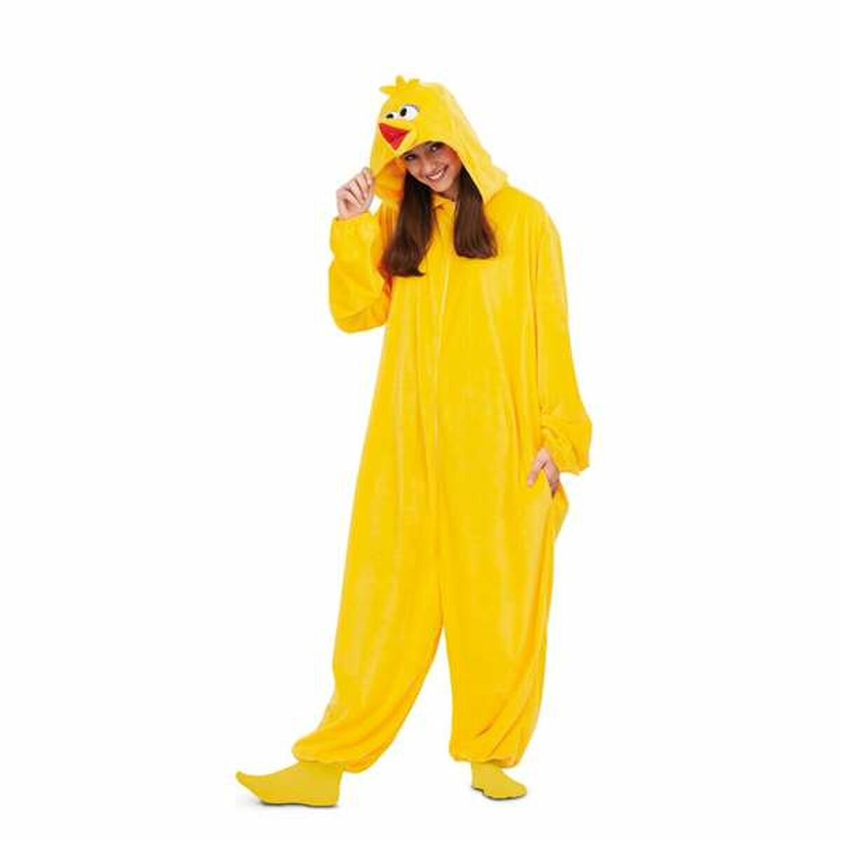 En glad kvinna i en stor, fluffig gul kycklingmaskeraddräkt med huva som har ett tecknat hönsansikte.