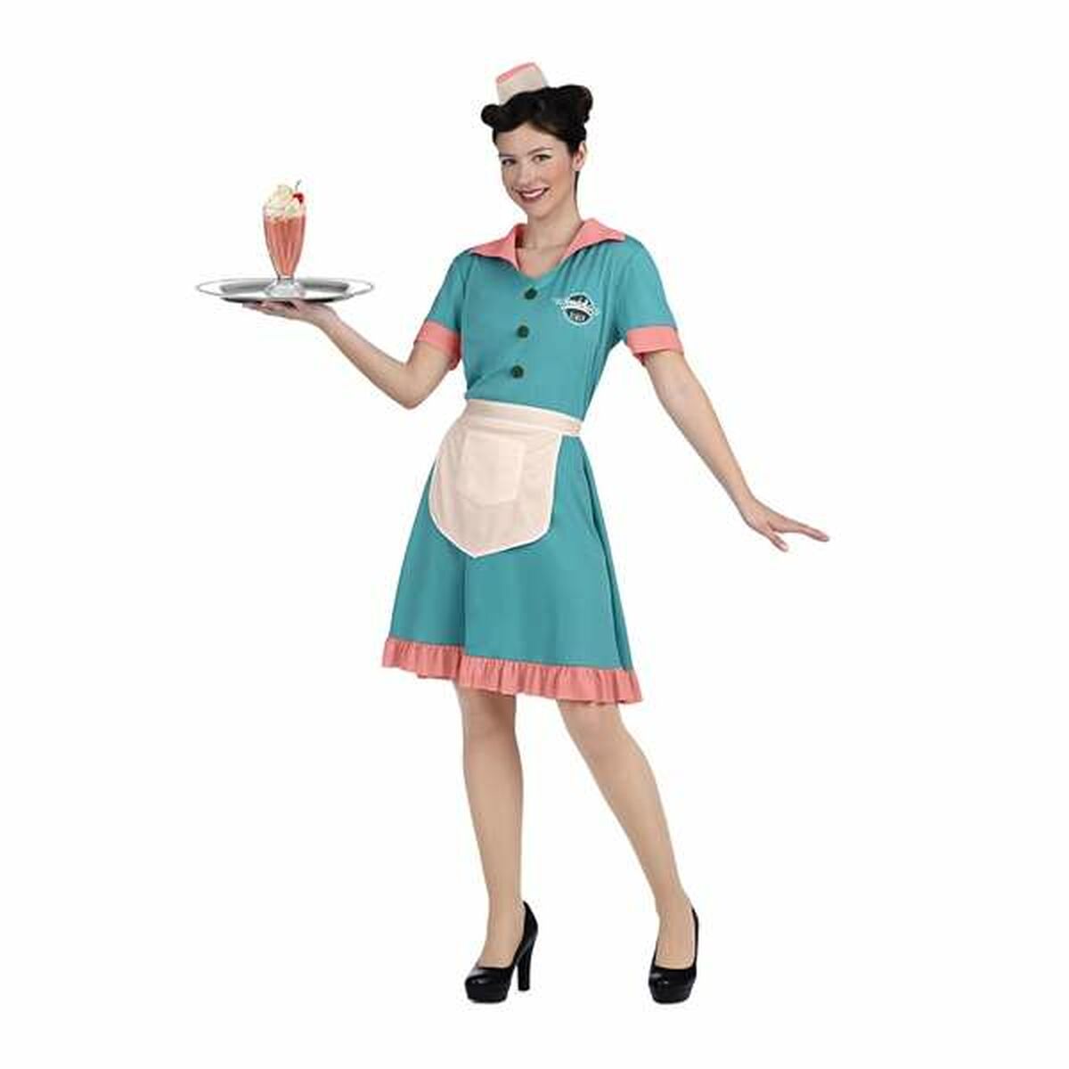 En kvinna i en turkos och rosa retro servitrisdräkt håller ett fat med en milkshake.