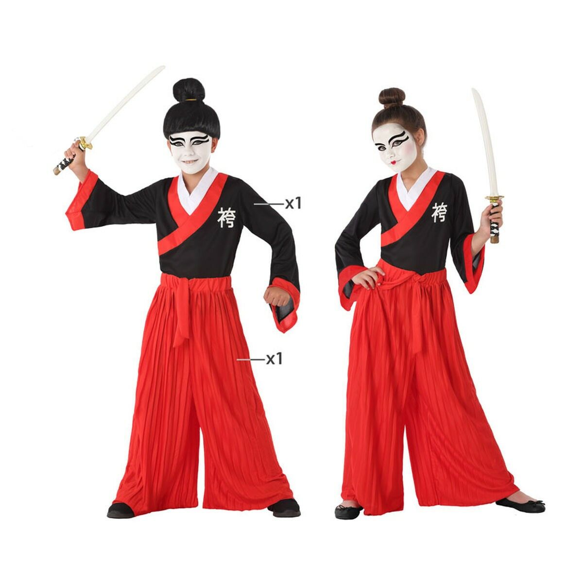 Två barn, en kille och en tjej, poserar i identiska röda och svarta japanskinspirerade maskeraddräkter med vit ansiktsmålning och håller i leksakssvärd.