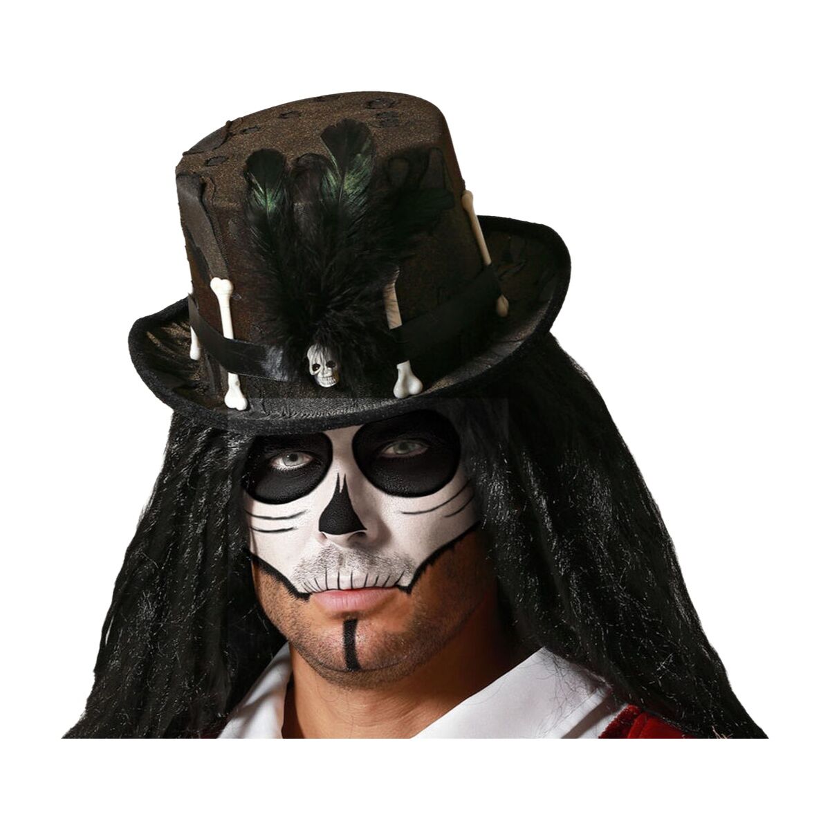 En person bär en svart Voodoo-hatt dekorerad med ben och fjädrar.