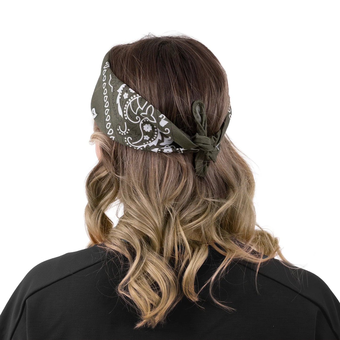En armégrön bandana med vitt paisleymönster är knuten runt håret och visas bakifrån mot vit bakgrund.