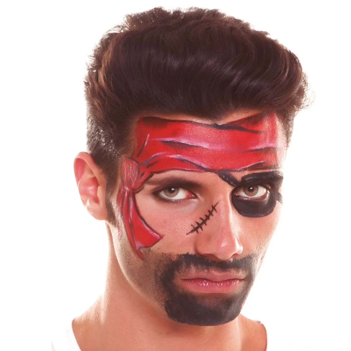 En man med en intensiv blick och en imponerande, ärrad pirat-ansiktsmålning, med en röd, målad bandana, fejkad ögonlapp och målat skägg.
