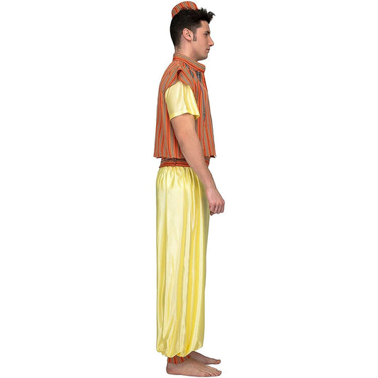 En man i en komplett ökenprins-dräkt poserar i profil.