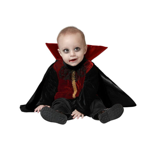 En bebis sitter i en komplett Bedårande Liten Greve Bebisdräkt, med en röd och svart väst och en stor vampyrmantel.