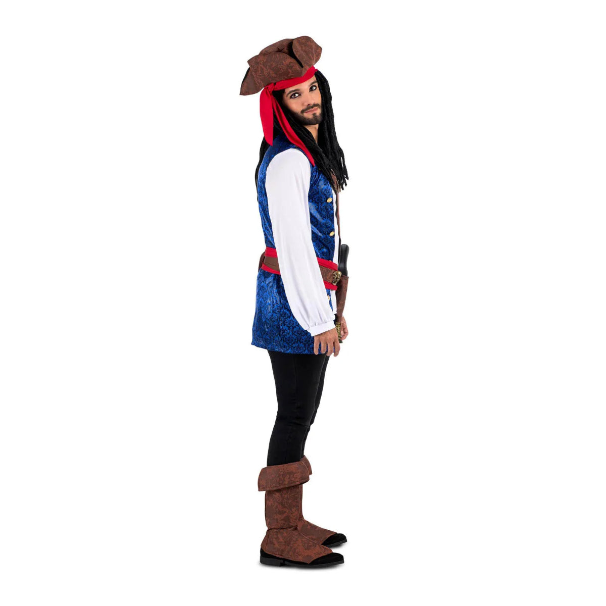 En man i blå piratdräkt sedd från sidan med hatt, vit skjorta, röd sjal och stövelöverdrag – redo för maskerad eller halloween.