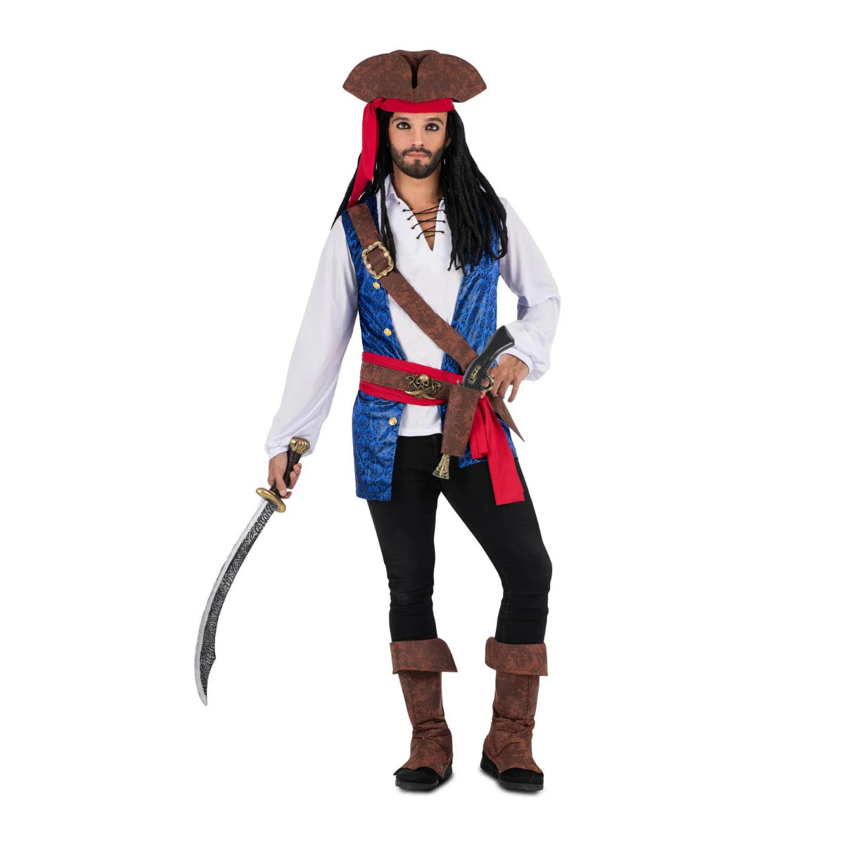 En man bär en blå piratdräkt med hatt, vit skjorta, röd sjal och bruna stövelöverdrag – perfekt för maskerad eller halloween.