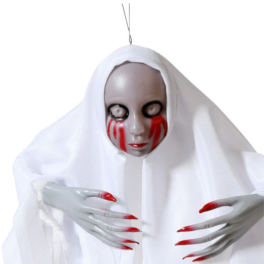 Närbild på en hängande vålnads-dekoration med tomma ögon och blodiga tårar som rinner nerför kinderna.
