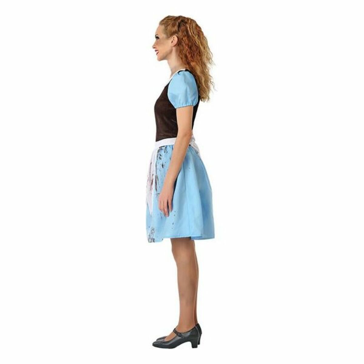 En kvinna i en blodig Alice i Underlandet-dräkt, sedd från sidan.
