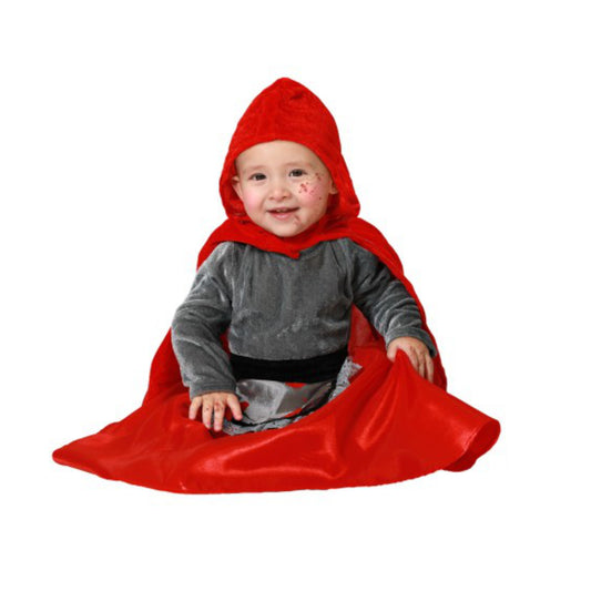 En leende bebis sitter i den blodiga Rödluvan-dräkten.