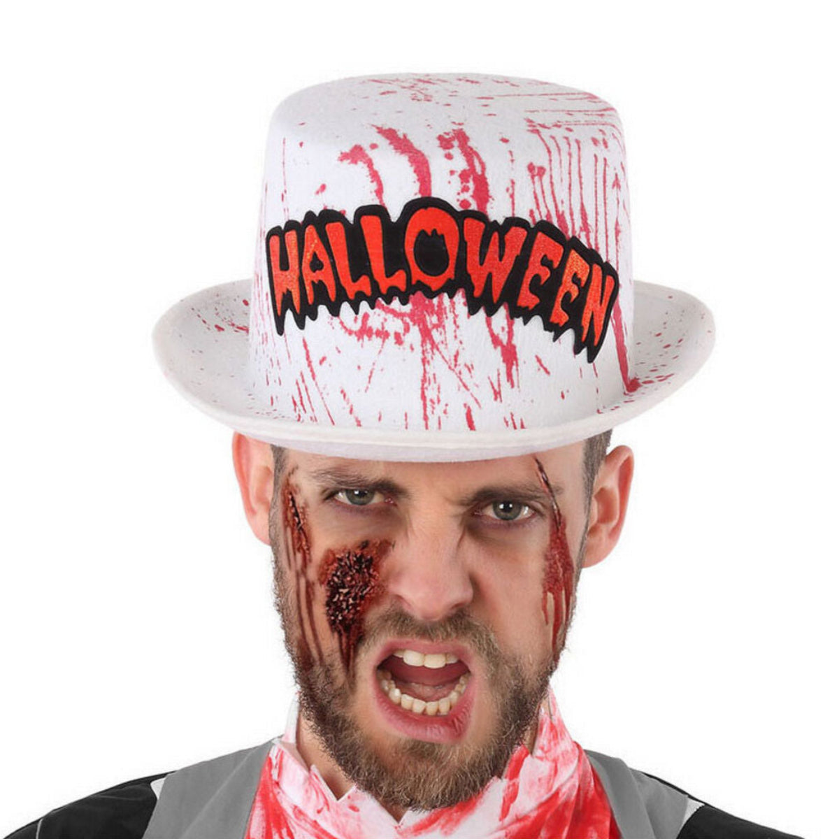 Närbild på en man med blodigt smink i ansiktet som bär en vit cylinderhatt med blodstänk och texten "HALLOWEEN".