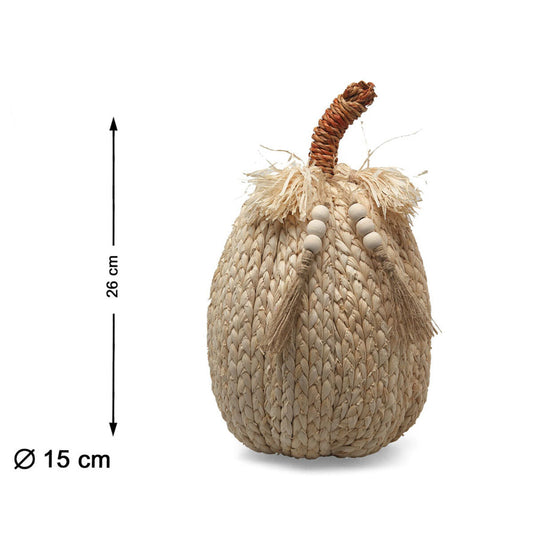 En hög, bohemisk pumpa gjord av flätade palmblad, dekorerad med träpärlor och en fransig krage, måttangivelser står brevid 26 cm hög och 15 cm i diameter.