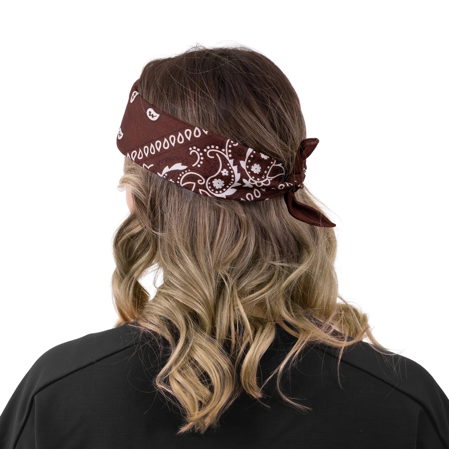 En brun bandana med vitt paisleymönster är knuten runt håret och visas bakifrån mot vit bakgrund.