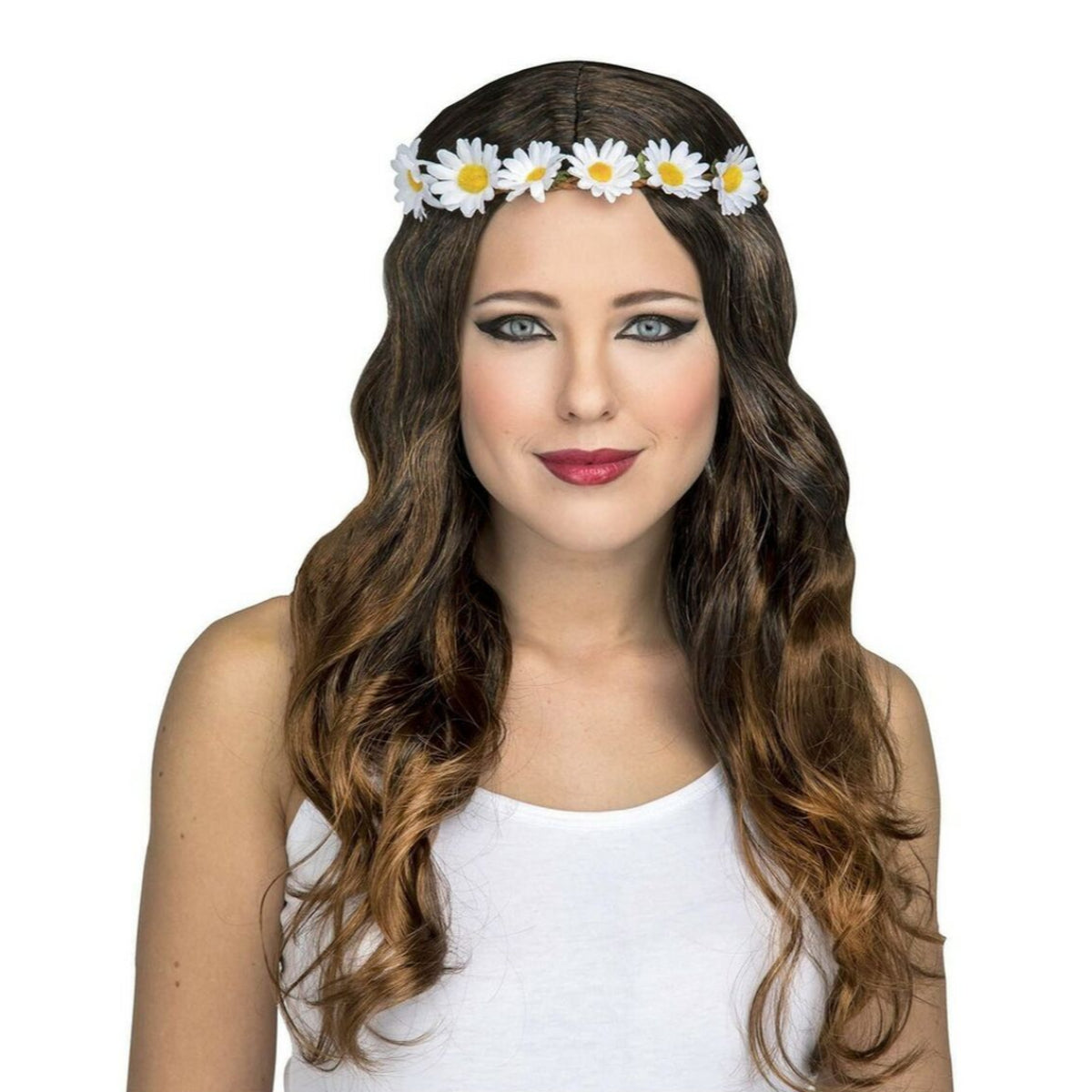 Kvinna med lång brun lockig peruk dekorerad med blommor, perfekt för hippietema eller 70-talsmaskerad.