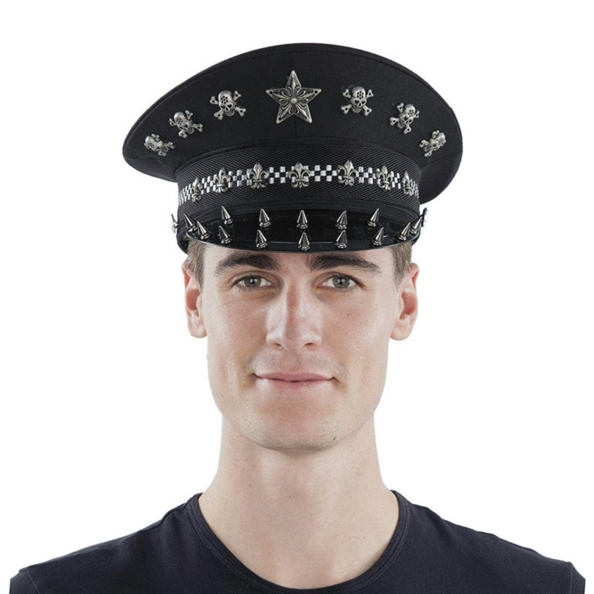 En man med en seriös blick bär en tuff, svart generalhatt dekorerad med silverfärgade dödskallar, nitar och en stor stjärna.