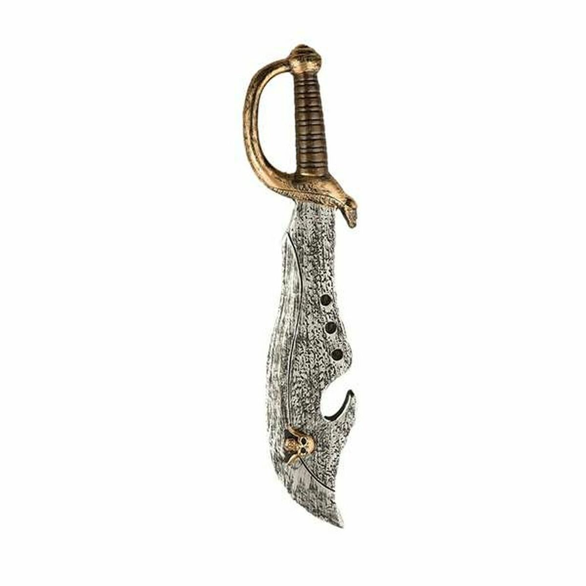 Ett stort och brutalt leksakssvärd i form av en piratsabel, med ett slitet silverblad dekorerat med en liten guldfärgad dödskalle och ett elegant handtag i guld och brunt.