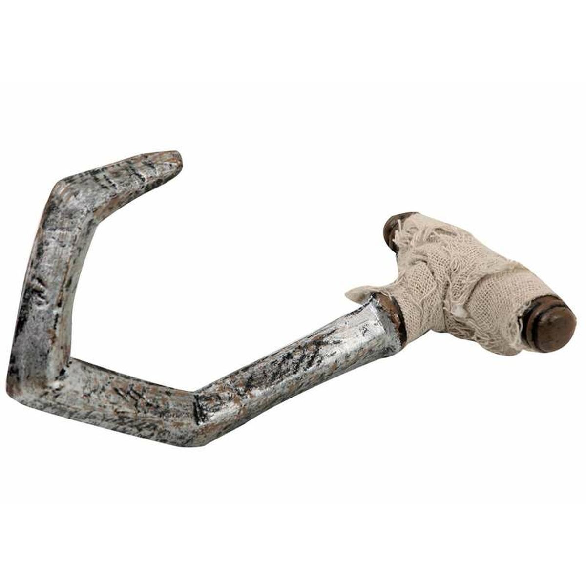 Ett läskigt leksaksvapen i form av en stor, rostig och sliten fiskekrok med ett handtag som är omlindat med smutsig, beige gasbinda.