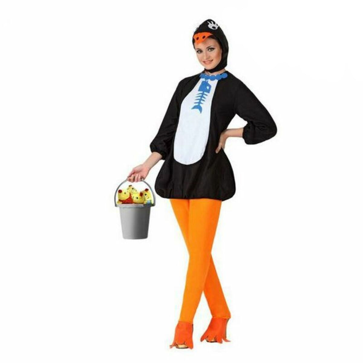 En kvinna poserar i en komplett, Charmig Pingvindräkt för dam, bestående av en tunika, orangea byxor och en huvudbonad.