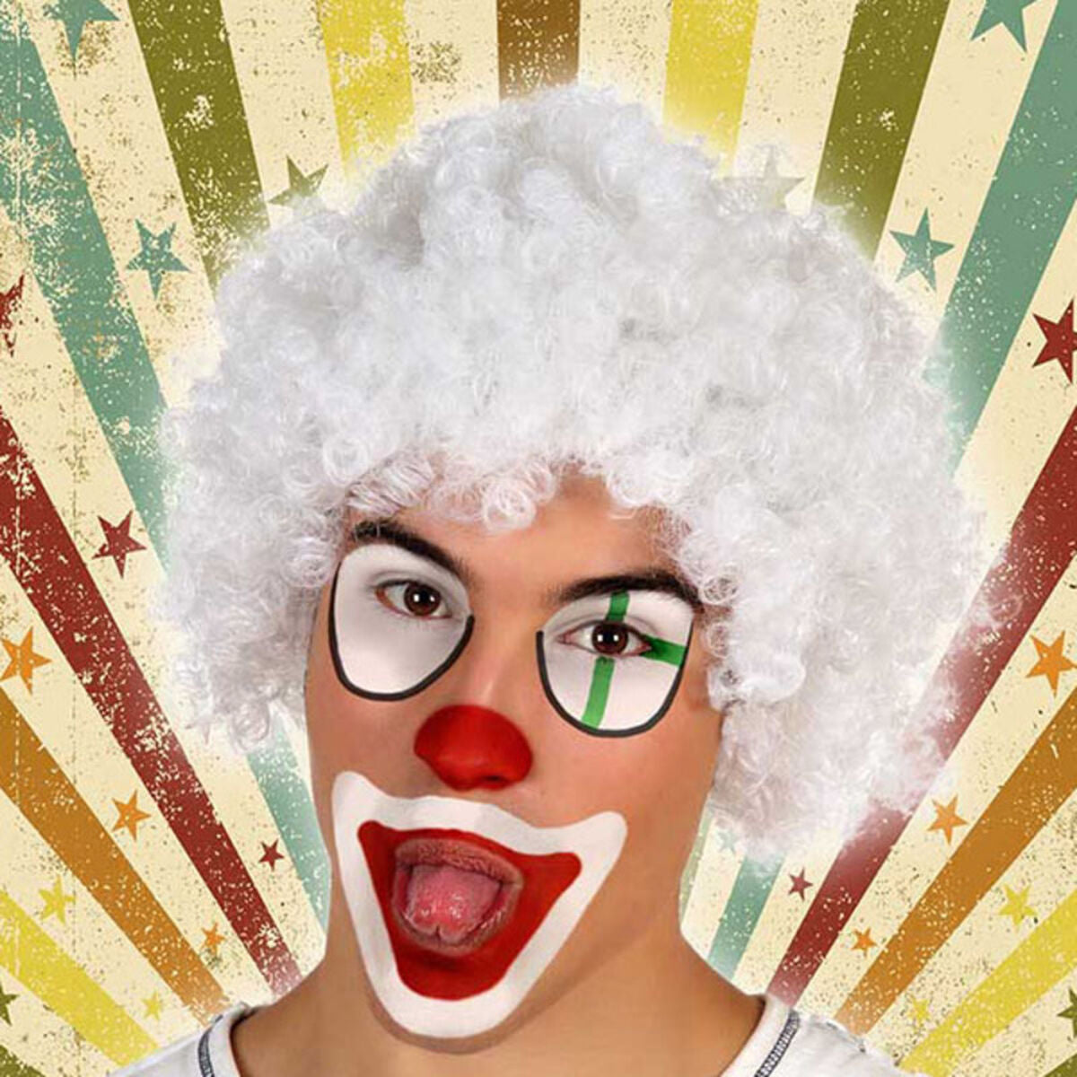 Man med vit krullig clownperuk och klassisk cirkus-sminkning framför färgglad stjärnbakgrund