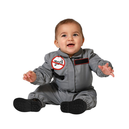 En glad bebis sitter på golvet och ler i en cool grå spökjägardräkt.