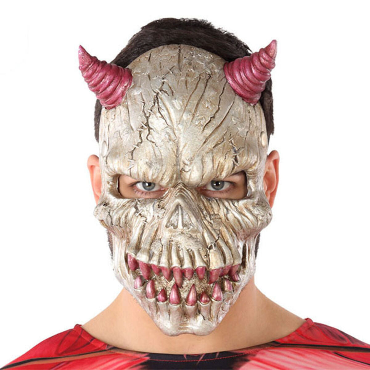 Närbild på en person med silvrig demonmask med sprickor, rosa horn och vassa huggtänder – perfekt för skrämmande halloweenlook.