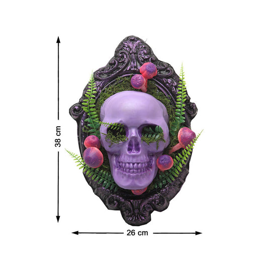 Lila dödskalle med omgivande svampar och mossa, monterad i ett dekorativt ramverk. Bilden visar måtten: 38 cm hög och 26 cm bred.