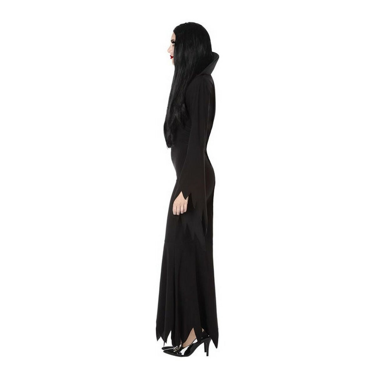 En kvinna står i profil och bär den långa, svarta gotiska klänningen, vilket visar dess eleganta, figurnära silhuett.