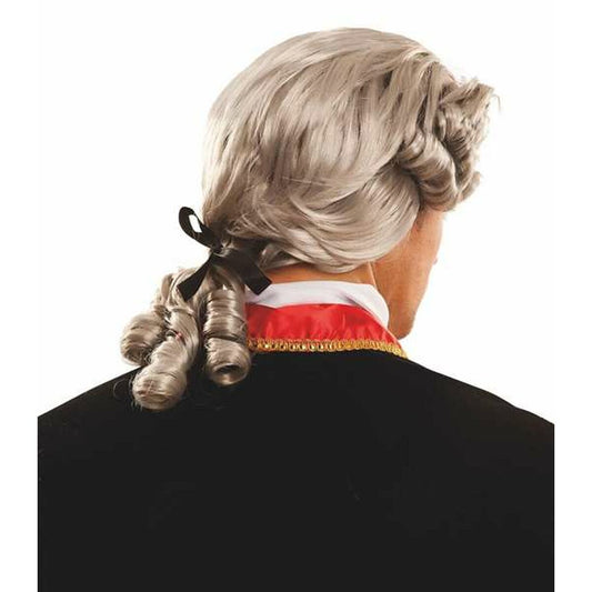 En man sedd bakifrån, bär en klassisk, grå rokoko-peruk med lockar i nacken som är ihopknuten med en svart rosett.