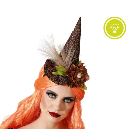 En närbild på den eleganta mini-häxhatten som visar det detaljerade mönstret och dekorationerna.